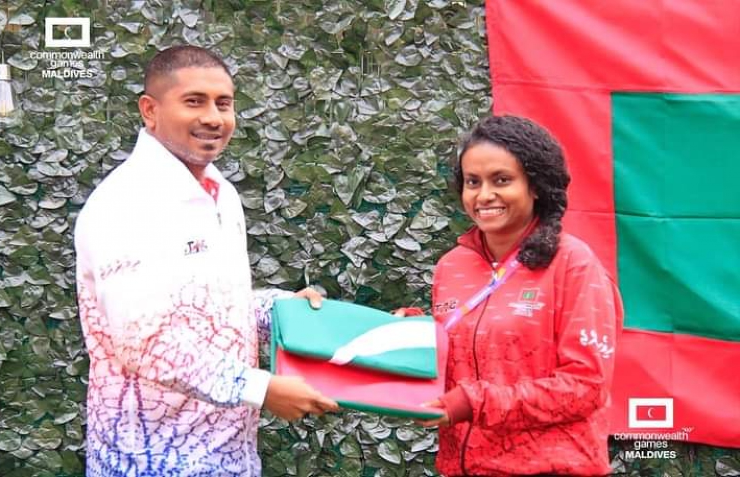 ސްޕޯޓް މިނިސްޓަރު އަހުމަދު މަހްލޫފް (ވ) ޖުމާނާ ސަށް ދިދަ ހަވާލުކޮށް ދެއްވަނީ --- ފޮޓޯ: އެމްއޯސީ