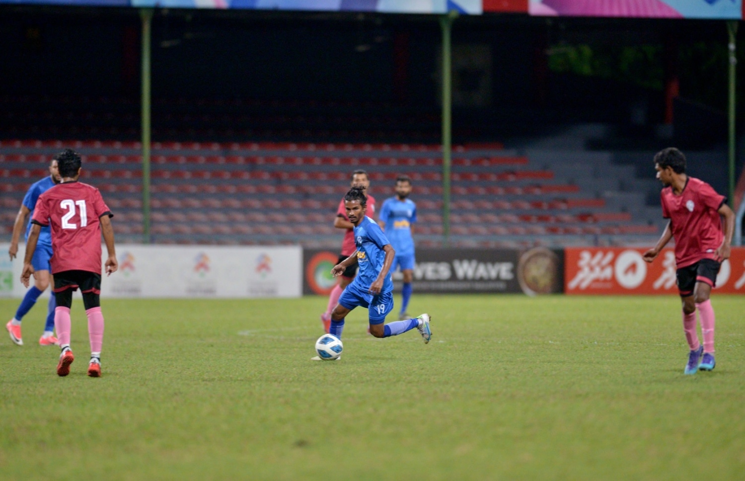 ކުޑަހެންވޭރު ޔުނައިޓެޑުގެ ލިތޯފް ބޯޅައާ އެކު. އޭނާ ވަނީ ރޭގެ މެޗުގައި ތިން ލަނޑު ޖަހައި ހެޓްރިކް ހަދައިފައި.-- ފޮޓޯ: އެފްއޭއެމް