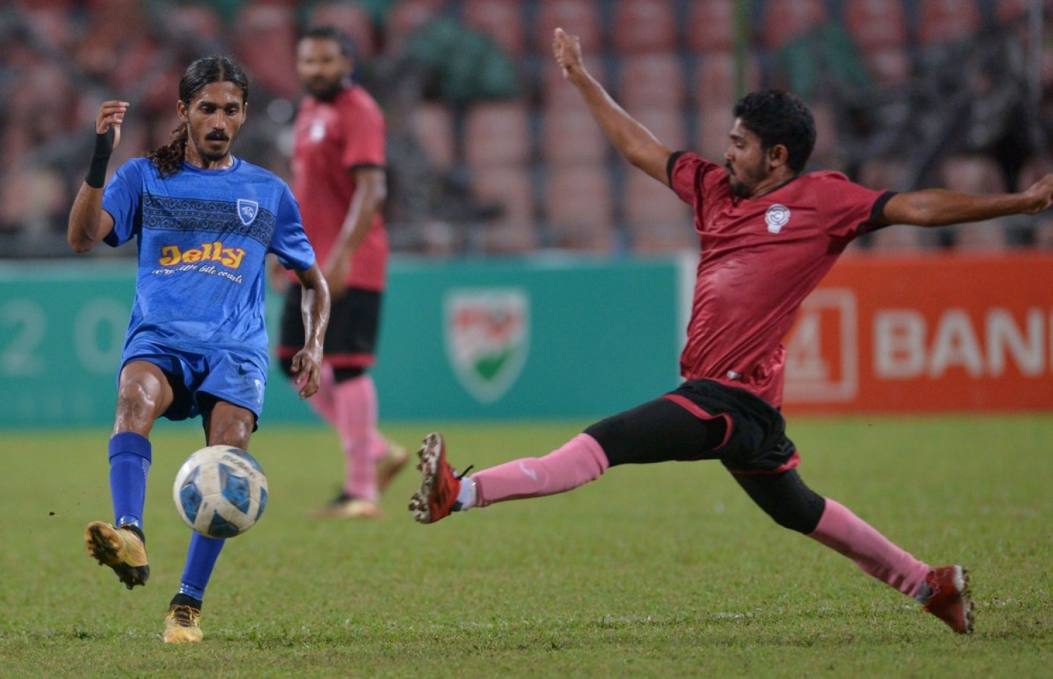 ކުޑަހެންވޭރު ޓީމުގެ އަޖްމަލް އަތުން ބޯޅަ ހޯދަން ކެޕިޓަލް ސިޓީގެ ކުޅުންތެރިއެއް މަސައްކަތް ކުރަނީ.-- ފޮޓޯ: އެފްއޭއެމް