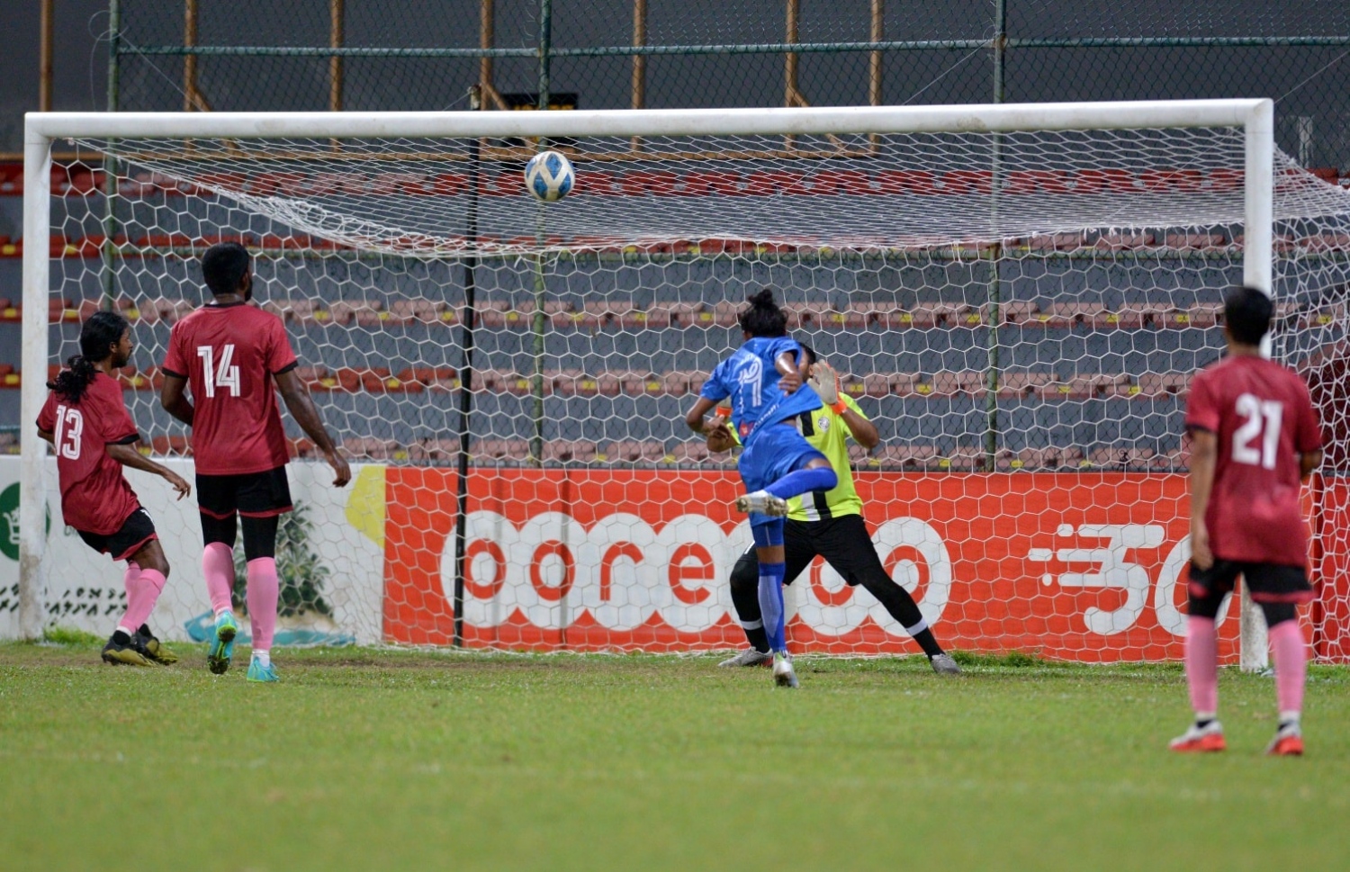 ކުޑަހެންވޭރު ޔުނައިޓެޑަށް ރޭގެ މެޗުގައި ހެޓްރިކް ހެދި ލިތޯފް، ބޮލުން ގޯލެއް ޖަހަނީ.-- ފޮޓޯ: އެފްއޭއެމް