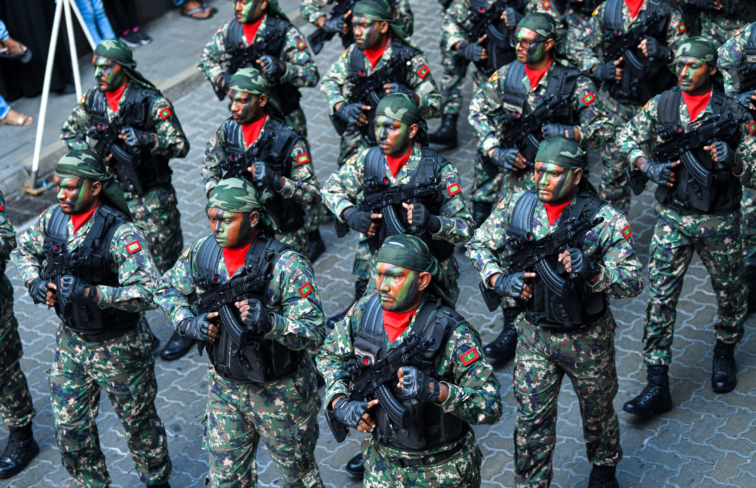 މިދިޔަ އަހަރު މިނިވަން ދުވަހުގެ މުނާސަބަތުގައި މާލޭގެ މަގުތަކުގައި ބޭއްވި ޕެރޭޑްގައި ސިފައިންގެ ލަސްކަރު ހަތިޔާރާއެކު ބައިވެރިވަނީ.-- ފޮޓޯ: ފަޔާޒު މޫސާ | މިހާރު