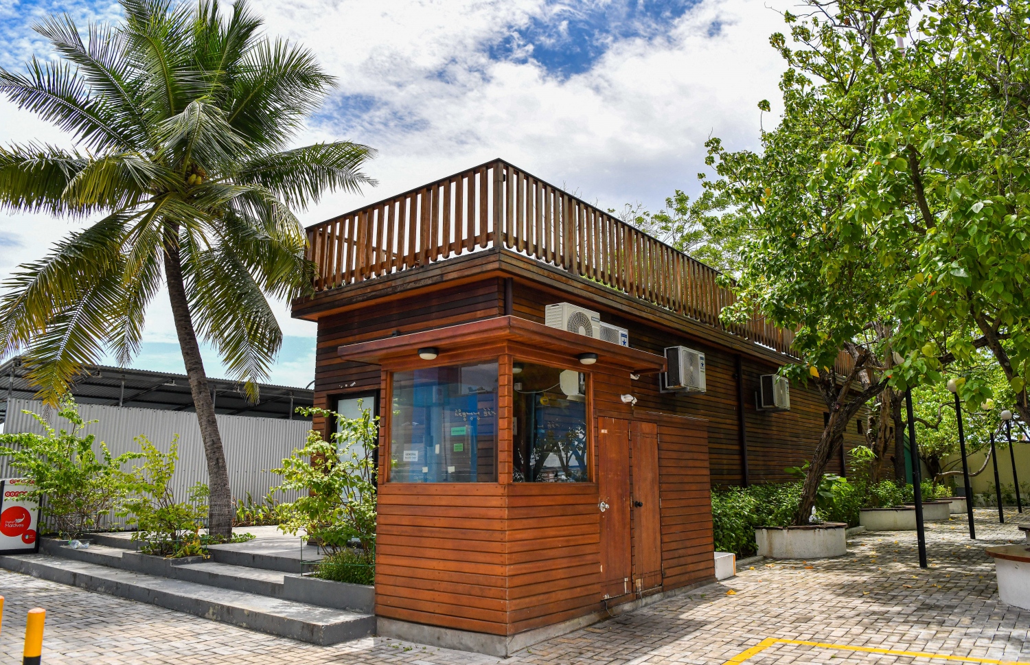 ކްރޫޒް ލައިނާ ޓާމިނަލް ބޭނުންކުރަން ފެށުމުގެ ކުރިން ހުރީ ހަލާކުވެ މަރާމާތުކުރަން ޖެހިފައި-- ފޮޓޯ: ފަޔާޒު މޫސާ/ މިހާރު