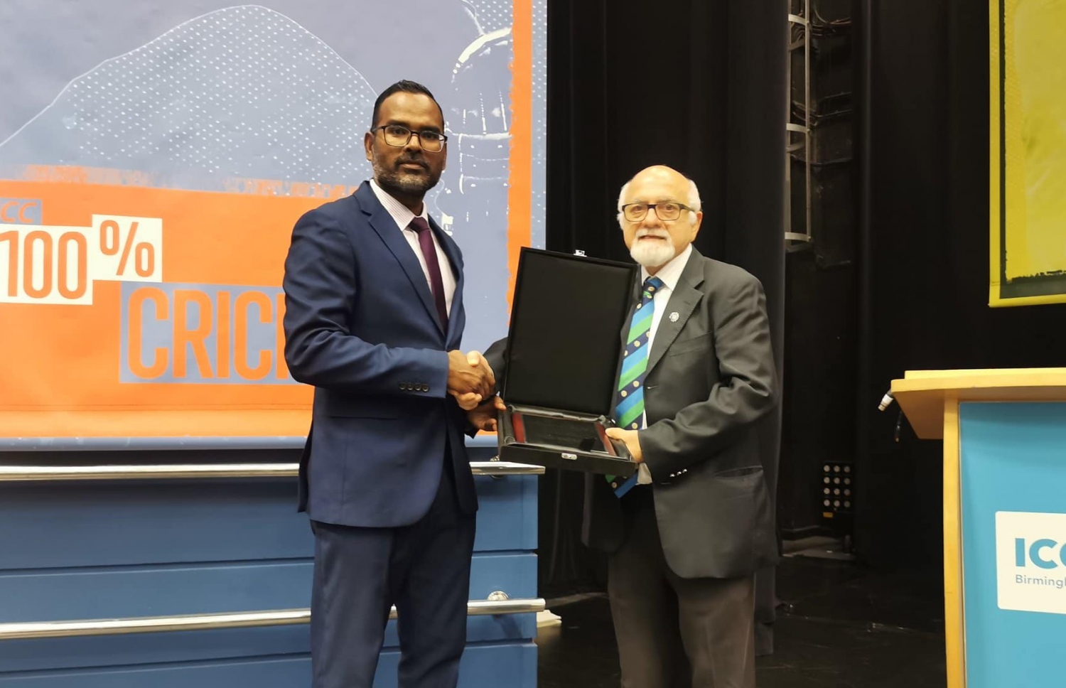 ފަރުހަތުގެ އެވޯޑާ ކްރިކެޓް ބޯޑުގެ ރައީސް ފައިސަލް (ވ) ހަވާލުވެ ލައްވަނީ: ރާއްޖޭގެ ކްރިކެޓަށް 35 އަހަށް ވުރެ ދިގު މުއްދަތަކަށް ފަރުހަތު ވަނީ ހިދުމަތް ކުރައްވާފަ --- ފޮޓޯ: ކްރިކެޓް ބޯޑް