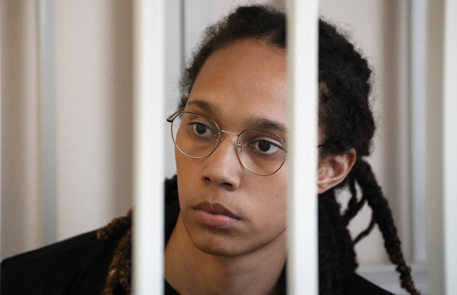 ޖާސޫސް ކުރުމުގެ ކުށުގައި ރަޝިޔާގައި ހައްޔަރުކޮށް ޖަލަށް ލާފައިވާ އެމެރިކާގެ ބާސްކެޓްބޯޅަ ކުޅުންތެރިޔާ ބްރިޓްނީ ގްރިނާ، ޖުލައި 27، 2022 ގައި މޮސްކޯގެ ކޯޓަކަށް ހާޒިރުކޮށްފައި. --އޭއެފްޕީ