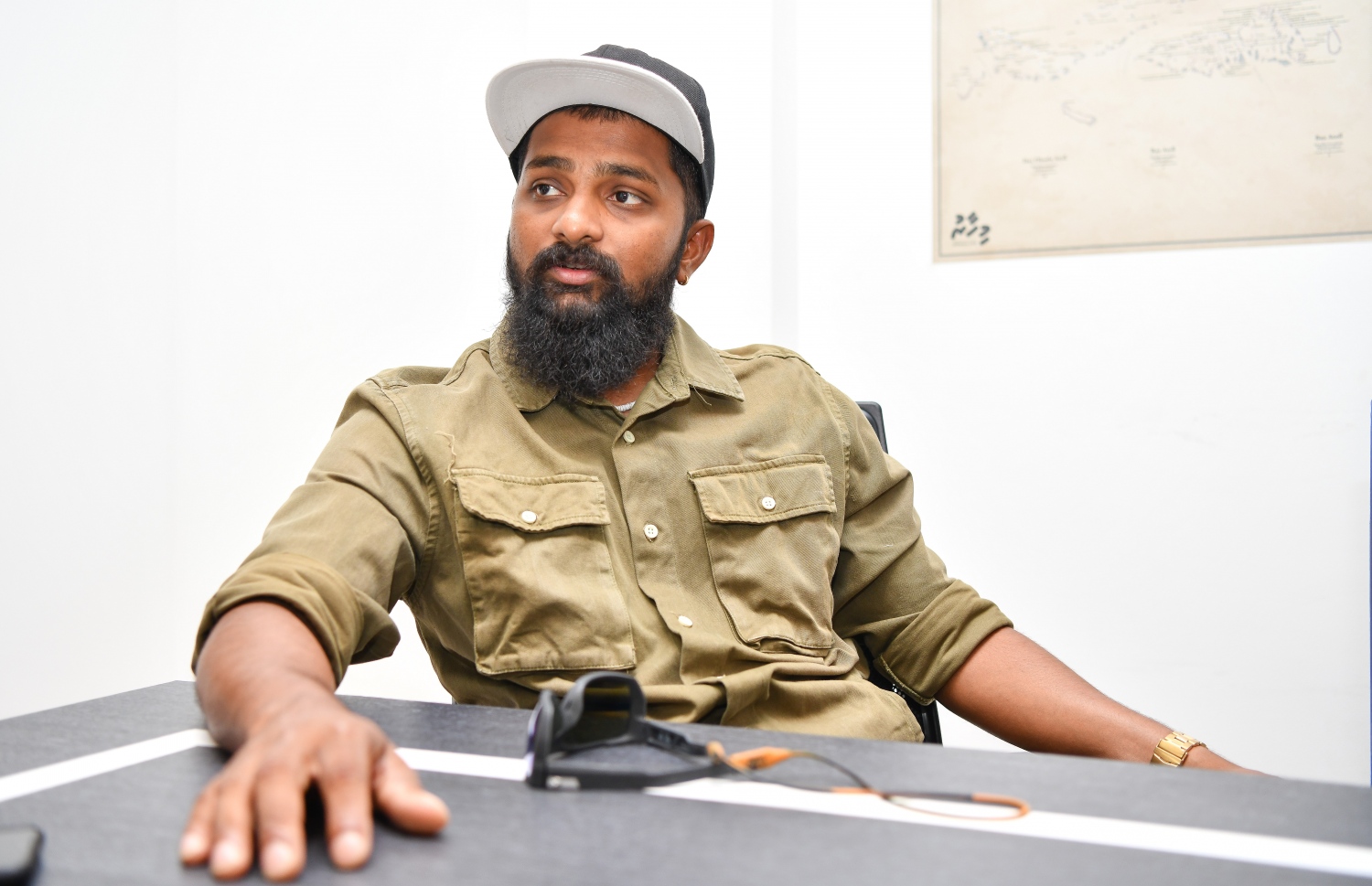 ޝަރަފް މިހާރު އަށް އިންޓަވިއު ދެނީ: އޭނާ އަކީ ކޮރިއޮގްރާފާއެއް ވެސް މެ --- ފޮޓޯ؛ ފަޔާޒު މޫސާ | މިހާރު