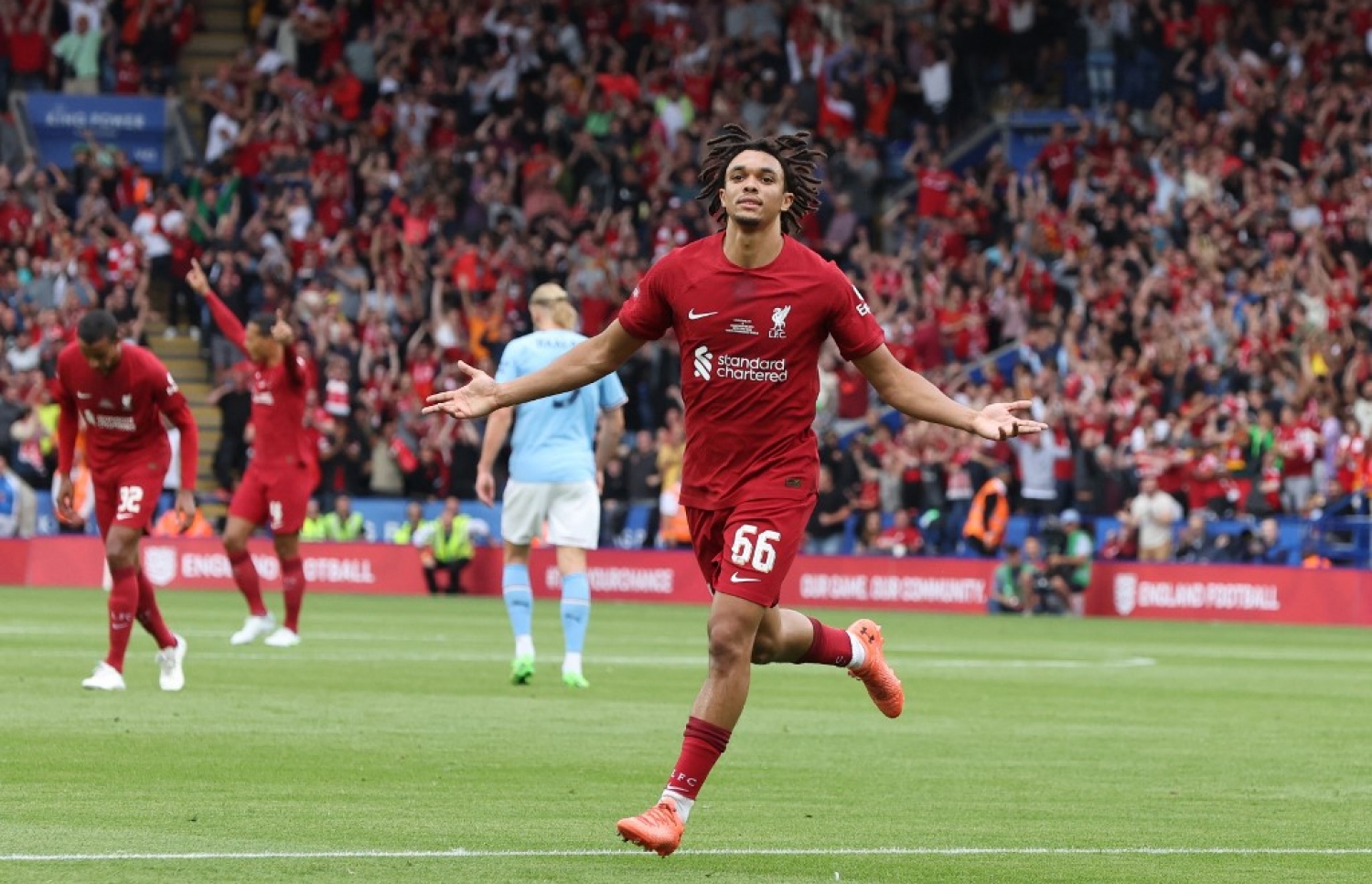 އާނޯލްޑް ލިވަޕޫލްގެ ފުރަތަމަ ލަނޑު ޖެހުމަށް ފަހު އުފާފާޅުކުރަނީ.-- ފޮޓޯ: އޭއެފްޕީ