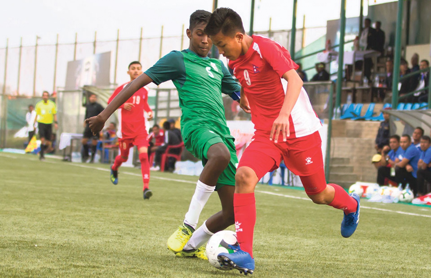 2018 ވަނަ އަހަރު ބޭއްވި 15 އަހަރުން ދަށުގެ ސާފް ޗެމްޕިއަންޝިޕުގައި ވާދަކުރި ރާއްޖޭގެ ޓީމުގެ ކެޕްޓަން، މިހާރު 20 އަހަރު ދަށުގެ ޓީމުގެ ވެސް ކެޕްޓަން ހުމެއިދު ހުސެއިން، ނޭޕާލް ކުޅުންތެރިއެއް އަތުން ބޯޅަ ހޯދަން މަސައްކަތް ކުރަނީ.-- ފައިލް ފޮޓޯ: ގޯލް ނޭޕާލް