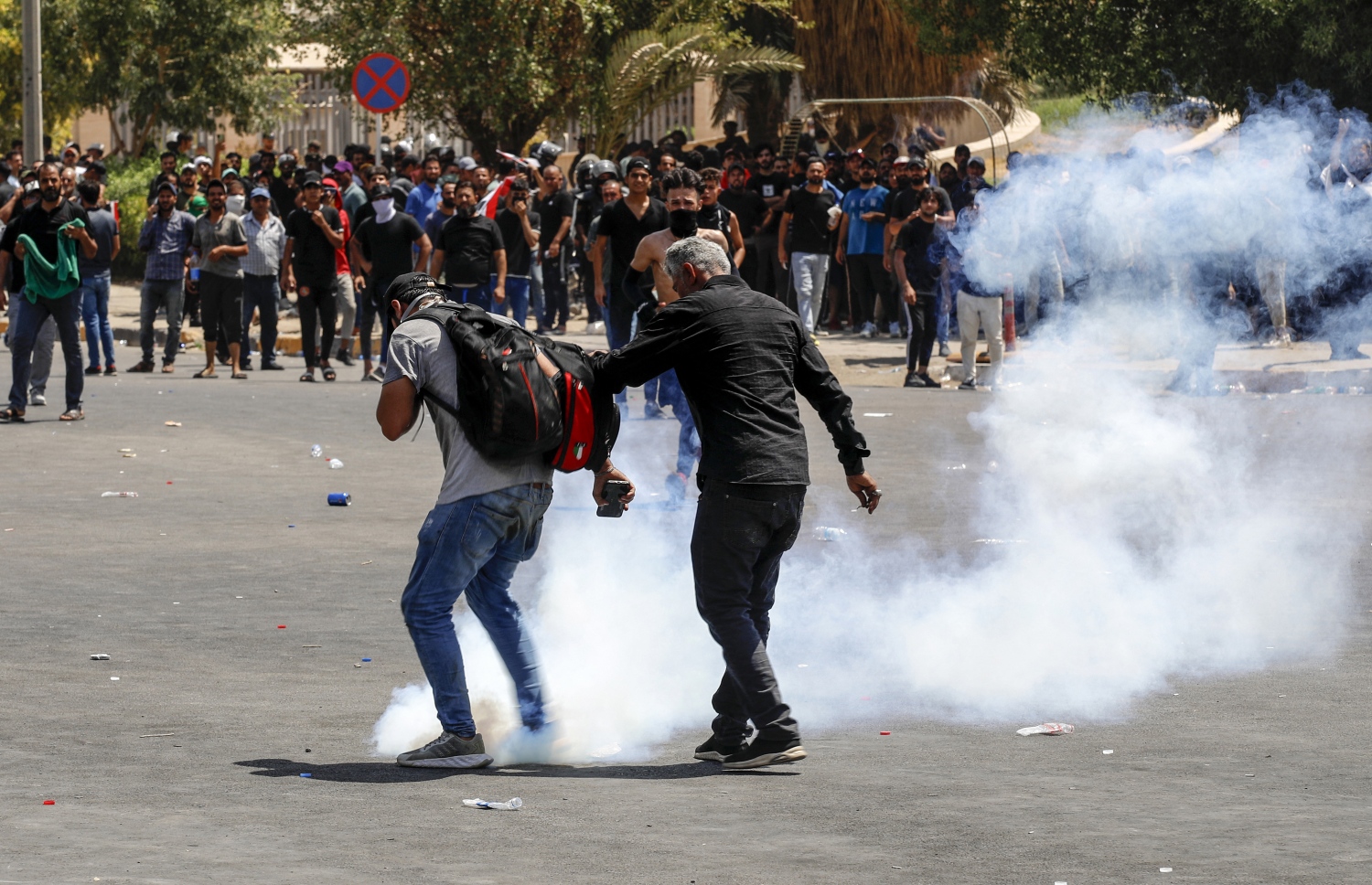 ޖުލައި 30، 2022؛ އިރާގުގެ ވެރިރަށް ބަޣުދާދުގެ ގްރީން ޒޯންގެ ތެރޭގައި ހުންނަ އެ ގައުމުގެ ގާނޫނު ހަދާ މަޖިލީހުގެ އިމާރާތުގެ ތެރެއަށް ވަދެގަތުމަށް، މުގްތަދާ އައް ސަދްރުގެ ސަޕޯޓަރުން މަސައްކަތް ކުރާއިރު، ސަލާމަތީ ބާރުތަކުން އެކަން ހުއްޓުވުމަށް ކަރުނަގޭސް ޖަހަނީ. --އޭއެފްޕީ