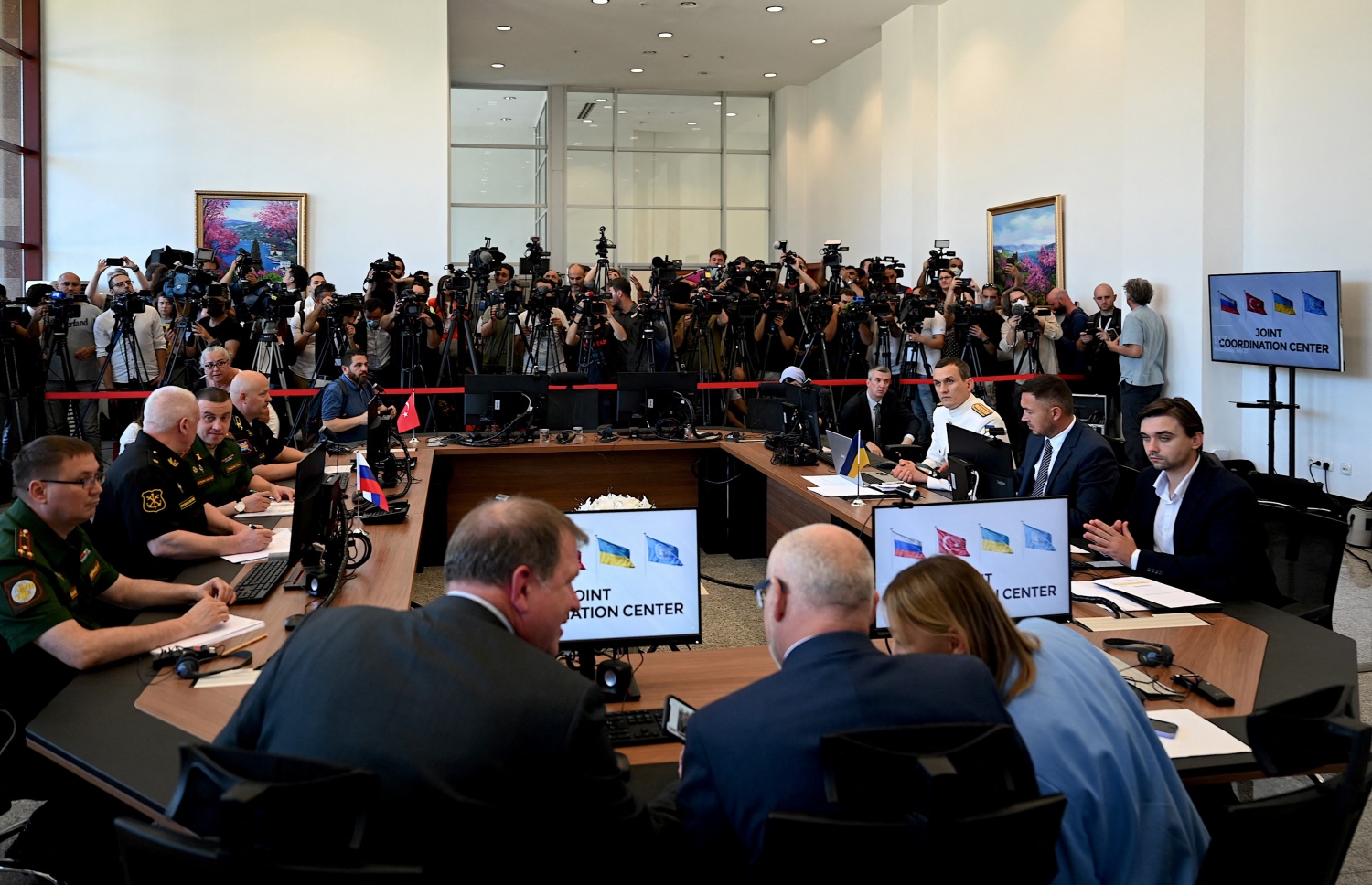 ޖުލައި 27، 2022: ޔޫކްރޭނުން ގޮވާ އެކްސްޕޯޓްކުރުމުގެ މަގު ފަހިކޮށްދިނުމަށް، ރަޝިޔާ އާއި ޔޫކްރޭނާއި ތުރުކީ ވިލާތް އަދި އދ. މަޖިލިސް ގުޅިގެން ގާއިމުކުރި ޖޮއިންޓް ކޯޑިނޭޝަން ސެންޓަރު ހުޅުވުމަށް ތުރުކީ ވިލާތުގެ އިސްތަންބޯލްގައި ބޭއްވި ރަސްމިއްޔާތުގައި އެ ސެންޓަރުގެ އޮފިޝަލުން ބައިވެރިވަނީ. --އޭއެފްޕީ