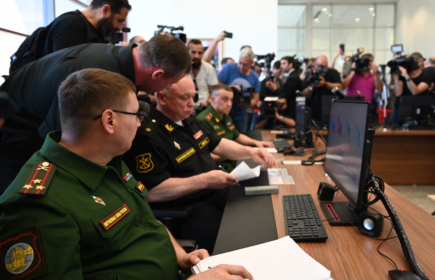 ޖުލައި 27، 2022: ޔޫކްރޭނުން ގޮވާ އެކްސްޕޯޓްކުރުމުގެ މަގު ފަހިކޮށްދިނުމަށް، ރަޝިޔާ އާއި ޔޫކްރޭނާއި ތުރުކީ ވިލާތް އަދި އދ. މަޖިލިސް ގުޅިގެން ގާއިމުކުރި ޖޮއިންޓް ކޯޑިނޭޝަން ސެންޓަރު ހުޅުވުމަށް ތުރުކީ ވިލާތުގެ އިސްތަންބޯލްގައި ބޭއްވި ރަސްމިއްޔާތުގައި ރަޝިޔާގެ އޮފިޝަލުން ބައިވެރިވަނީ. --އޭއެފްޕީ