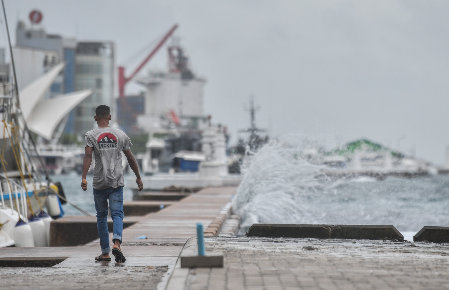 ވިއްސާރަ ދުވަހެއްގައި މާލޭގެ އުތުރު ފަރާތު ނެރުމަތިން މީހަކު ހިނގާފައި ދަނީ-- ފޮޓޯ: ފަޔާޒް މޫސާ | މިހާރު