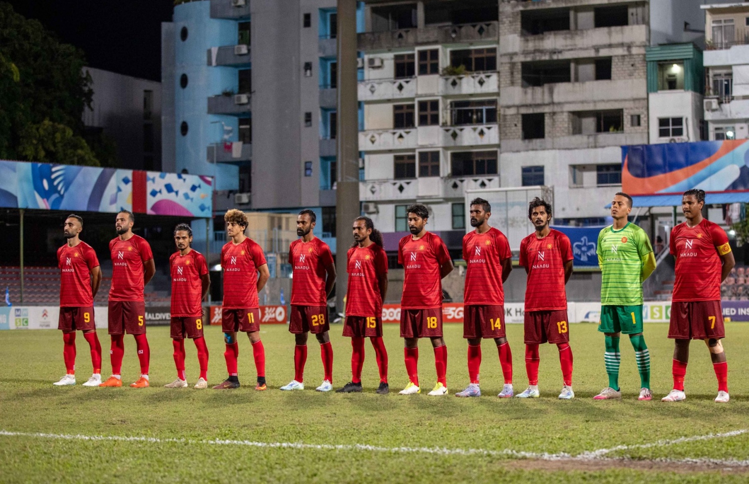 ވިކްޓަރީ ދެވަނަ ޑިވިޝަންގައި ނިއު އާ ދެކޮޅަށް ކުޅުނު މެޗުގެ ކުރިން ކުޅުންތެރިން ގައުމީ ސަލާމަށް ހުއްޓިގެން. --- ފޮޓޯ: ވިކްޓަރީ