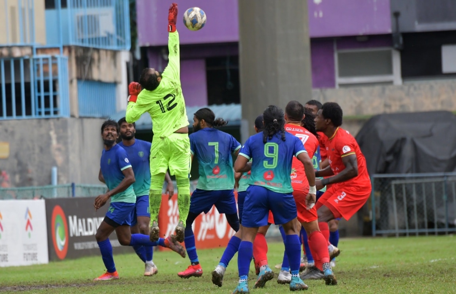 ގްރާންޑޭއިން ފޮނުވާލި ހަމަލާއެއް ދިފާއު ކުރަން ސަސްގެ ކީޕަރު ފަރްހާން މަސައްކަތް ކުރަނީ: އޭނާ ބެލެހެއްޓި ގޯލަށް ސަސް އިން ވަނީ ހަ ލަނޑު ޖަހާފަ --- ފޮޓޯ؛ އެފްއޭއެމް