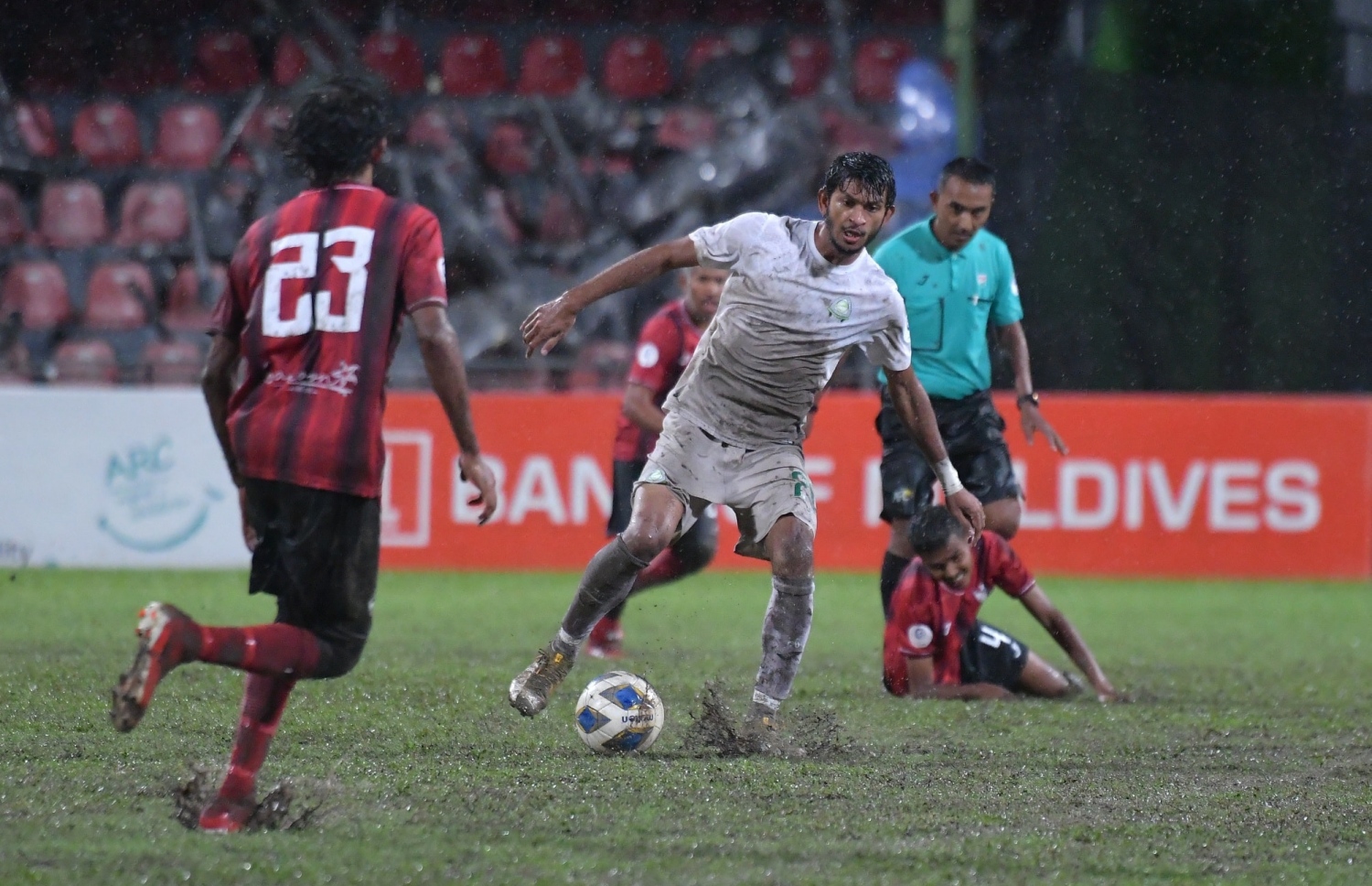 ގްރީންގެ އަންސަރު ބޯޅަ ހިފައިގެން ދާން މަސައްކަތް ކުރަނީ: ވިއްސާރަވުމުގެ ސަބަބުން ދަނޑުގައި ކުޅެން ވެސް އުނދަގޫވި --- ފޮޓޯ: އެފްއޭއެމް