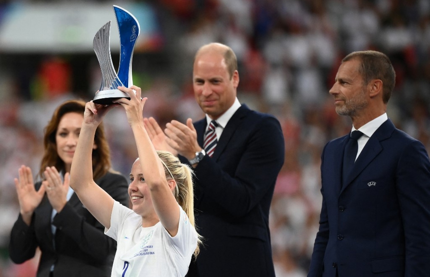 މުބާރާތުގެ އެންމެ މޮޅު ކުޅުންތެރިއަކަށް ހޮވުނު އިންގްލެންޑުގެ މީޑް، ޓްރޮފީ ހިފައިގެން.-- ފޮޓޯ: އޭއެފްޕީ