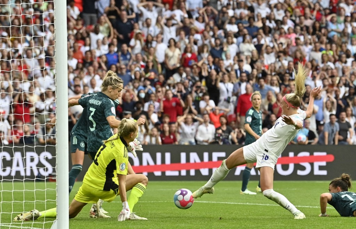 ކްލޯއީ ކެލީ، އިތުރު ވަގުތުގެ ދެވަނަ ހާފުގައި އިންގްލެންޑަށް ޗެމްޕިއަންކަން ހޯދައިދިން ލަނޑު ޖަހަނީ.-- ފޮޓޯ: އޭއެފްޕީ