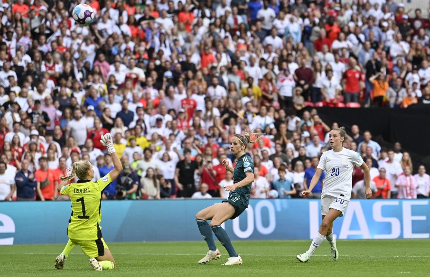 އިންގްލެންޑުގެ އެލާ ޓޫނޭ (ކ) ޓީމުގެ ފުރަތަމަ ލަނޑު ޖަހަން ޖަރުމަން ކީޕަރު ބޯ މަތިން ބޯޅަ ފޮނުވާލަނީ.-- ފޮޓޯ: އޭއެފްޕީ