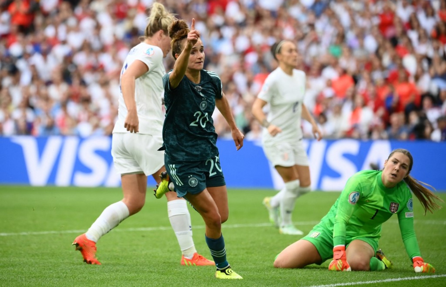 މަގޫލް، ޖަރުމަނަށް ނަތީޖާ އެއްވަރު ކޮށްދިން ލަނޑު ޖެހުމަށް ފަހު. -- ފޮޓޯ: އޭއެފްޕީ