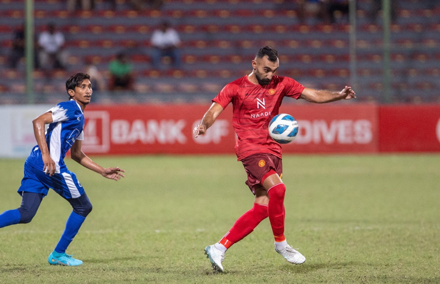 ވިކްޓަރީ ކުރިން ކުޅުނު މެޗުގައި އެ ޓީމުގެ ބިދޭސީ ކުޅުންތެރިޔެއް ބޯޅަ ކޮންޓްރޯލް ކުރަން މަސައްކަތް ކުރަނީ: އެ ޓީމުން ގެނައި ބިދޭސީ ކުޅުންތެރިންގެ ފެންވަރު ދަށް ކަމަށް ތަޖުރިބާކާރުން ބުނޭ. --- ފޮޓޯ: ވިކްޓަރީ