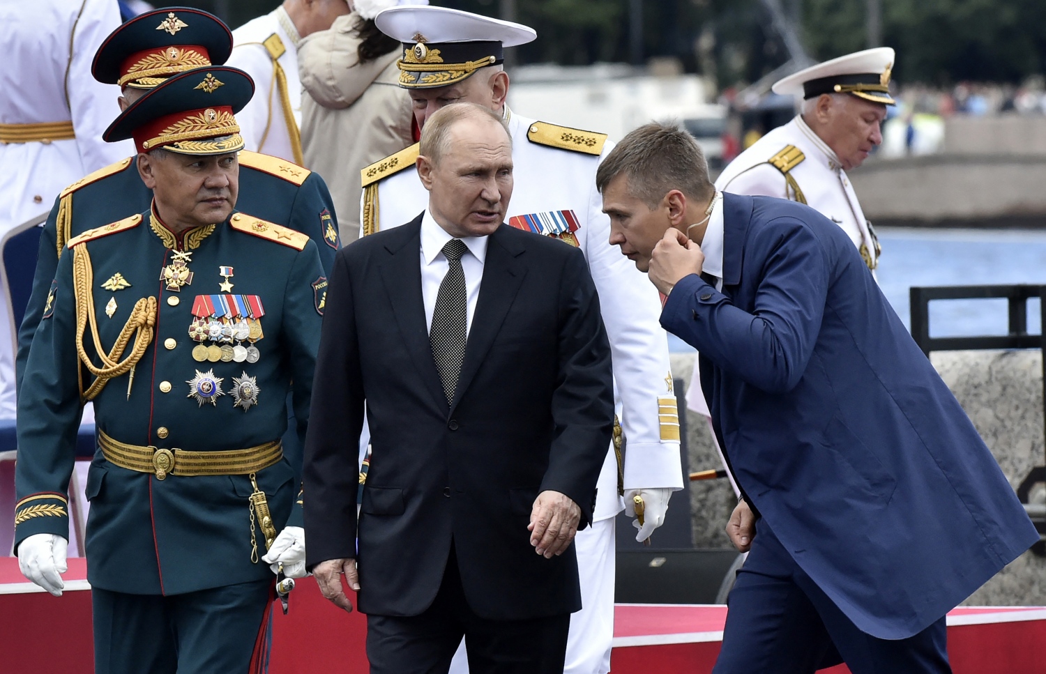 ރަޝިޔާގެ ކަނޑުގެ ސިފައިންގެ ދުވަސް ފާހަގަކުރުމަށް ސެންޓް ޕީޓަސްބާގްގައި ބޭއްވި ރަސްމިއްޔާތުގައި ރައީސް ލަޑިމިއާ ޕުޓިން ބައިވެރިވެވަޑައިގަންނަވަނީ. --އޭއެފްޕީ