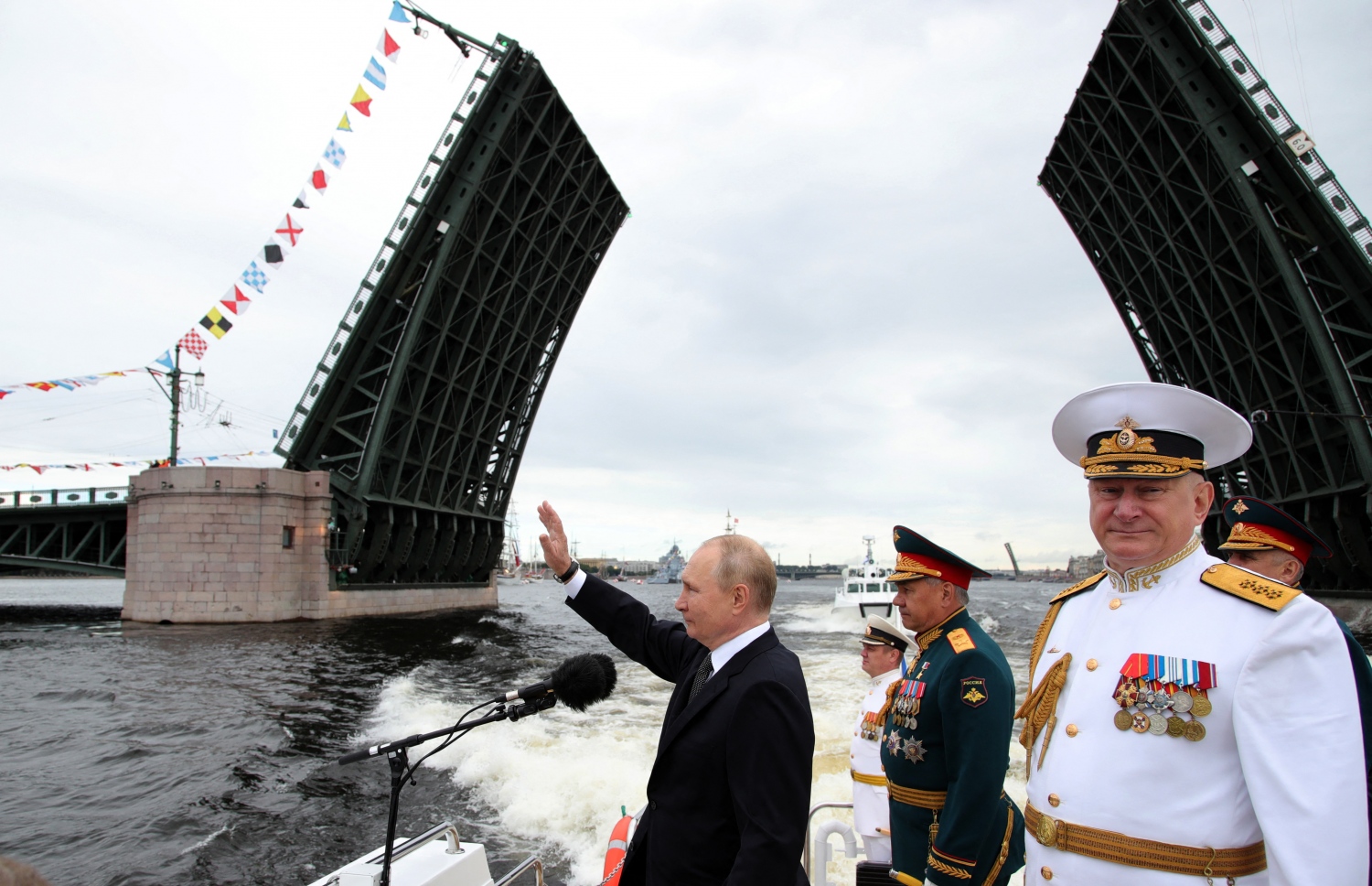 ރަޝިޔާގެ ކަނޑުގެ ސިފައިންގެ ދުވަސް ފާހަގަކުރުމަށް ސެންޓް ޕީޓަސްބާގްގައި ބޭއްވި ރަސްމިއްޔާތުގައި ރައީސް ލަޑިމިއާ ޕުޓިން ބައިވެރިވެވަޑައިގަންނަވަނީ. --އޭއެފްޕީ