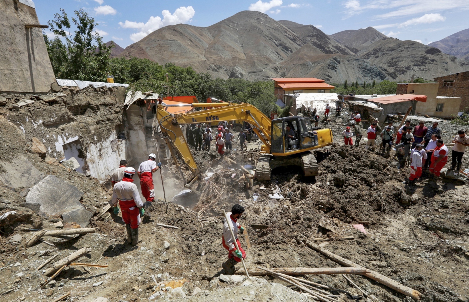 އީރާންގެ ވެރިރަށް ތެހެރާންގެ އިރުން އޮންނަ ފީރޯޒްކޯ އަވަށަށް ކުރިމަތިވި ފެންބޮޑުވުމުގެ ހާދިސާގައި ހަލާކުވެފައިވާ ގެތަކުގެ ބައިތައް ނަގައި ސާފުކުރުމުގެ މަސައްކަތް ކުރަނީ. --އޭއެފްޕީ