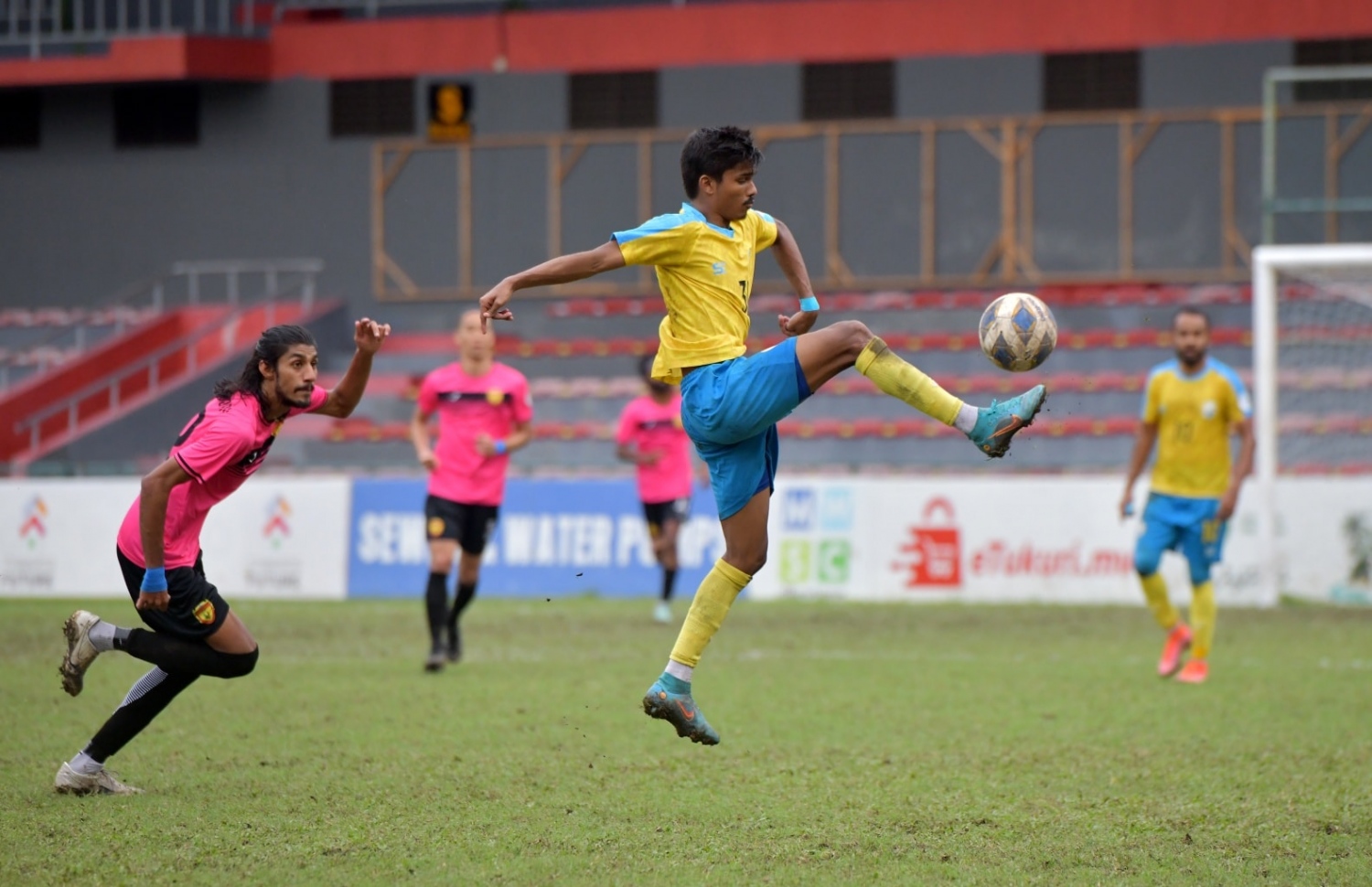 ވެލެންސިއާގެ ޔާން ބޯޅަ ފޮނުވާލަން މަސައްކަތް ކުރަނީ: މެޗުގެ މޮޅު ކުޅުންތެރޮިޔަކަށް ހޮވުނީ އޭނާ --- ފޮޓޯ: އެފްއޭއެމް