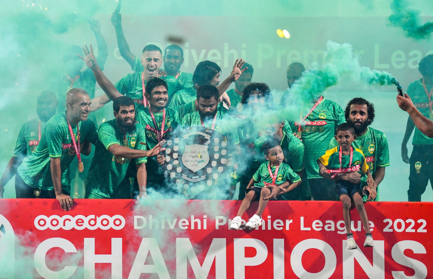 ޖެހިޖެހިގެން ހަތަރުވަނަ ފަހަރަށް ދިވެހި ޕްރިމިއާ ލީގު ކާމިޔާބު ކުރުމަށް ފަހު މާޒިޔާ ޓީމުގެ ކުޅުންތެރިން އައްޑަނައާއިއެކު އުފާފާޅުކުރަނީ --- ފޮޓޯ: ފަޔާޒު މޫސާ | މިހާރު
