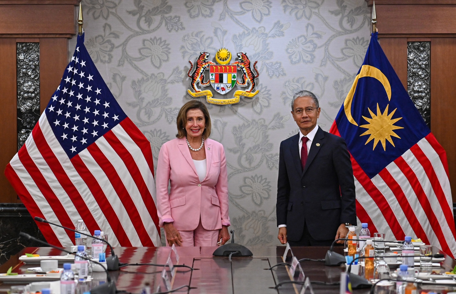 އޮގަސްޓް 2، 2022: އޭޝިޔާގެ ބައެއް ގައުމުތަކަށް ކުރައްވާ ދަތުރުފުޅެއްގައި އުޅުއްވާ، އެމެރިކާގެ ގާނޫނު ހަދާ މަޖިލީހުގެ ތިރި ގޭގެ ރައީސް ނެންސީ ޕެލޯސީ (ވ) މެލޭޝިޔާގެ ވެރިރަށް ކުއާލަ ލަމްޕޫރުގައި މެލޭޝިޔާގެ ގާނޫނު ހަދާ މަޖިލީހުގެ ރައީސް އަޒްހަރު އަޒީޒާން ހާރޫންއާ އެކުގައި. --އޭއެފްޕީ