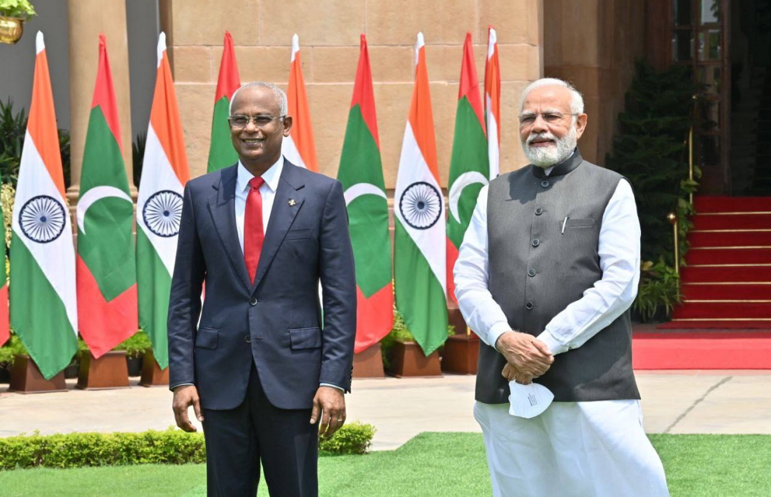 ރައީސް އިބްރާހިމް މުހައްމަދު ސޯލިހު އިންޑިއާ އަށް ކުރައްވާ ރަސްމީ ދަތުރުފުޅުގައި ނިއުދިއްލީގައި އިންޑިއާގެ ބޮޑުވަޒީރު ނަރެންދުރަ މޯދީއާ އެކު ފޮޓޯއަކަށް ހުއްޓިވަޑައިގެން -- ފޮޓޯ: ރައީސް އޮފީސް