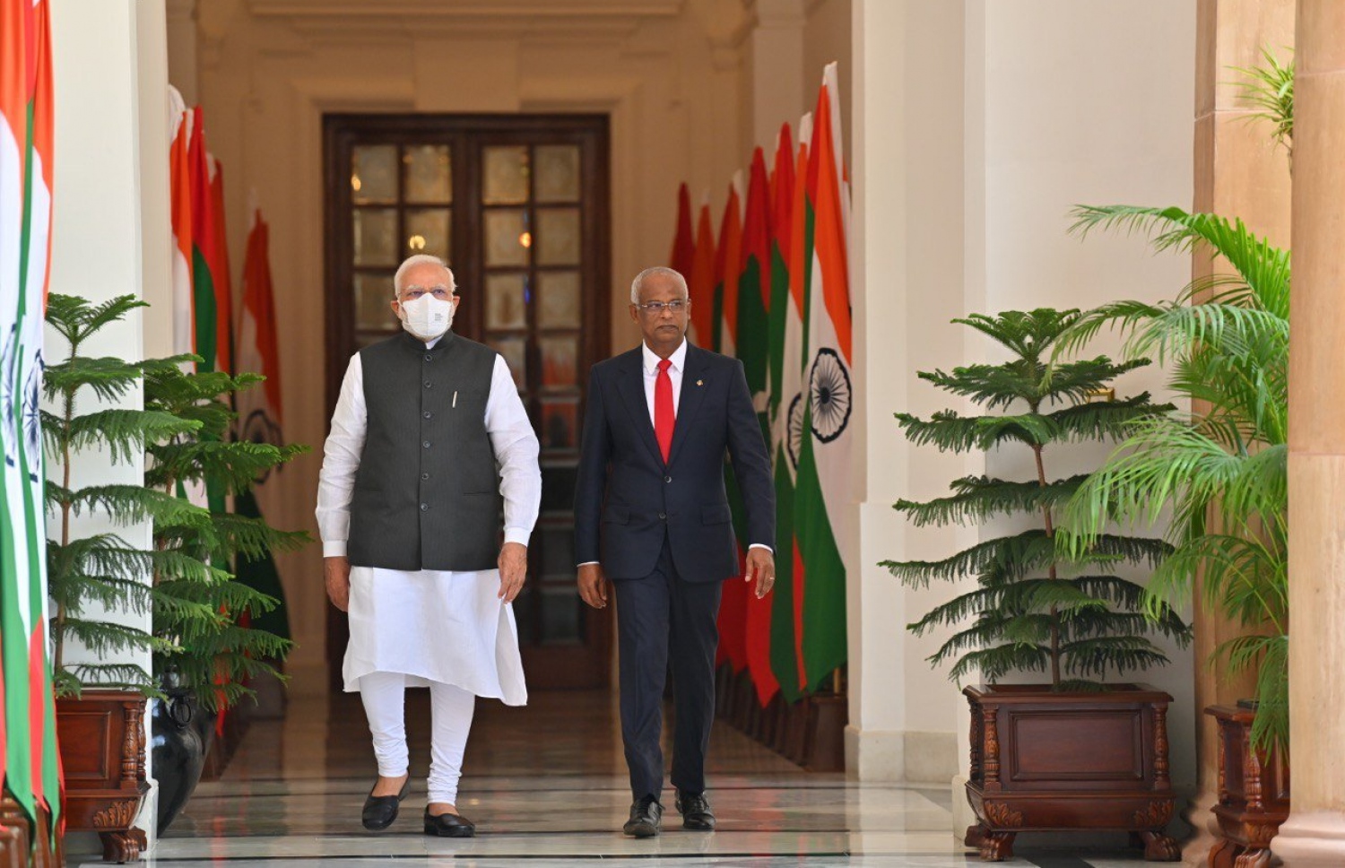 ރައީސް އިބްރާހިމް މުހައްމަދު ސޯލިހު އިންޑިއާ އަށް ކުރައްވަމުން ގެންދަވާ ދަތުރުފުޅުގައި، ރައީސް އިބްރާހިމް މުހައްމަދު ސޯލިހު(ވ) އެ ގައުމުގެ ޕްރައިމް މިނިސްޓަރު ނަރެންދްރަ މޯދީ އާއެކު.-- ފޮޓޯ: ރައީސް އޮފީސް