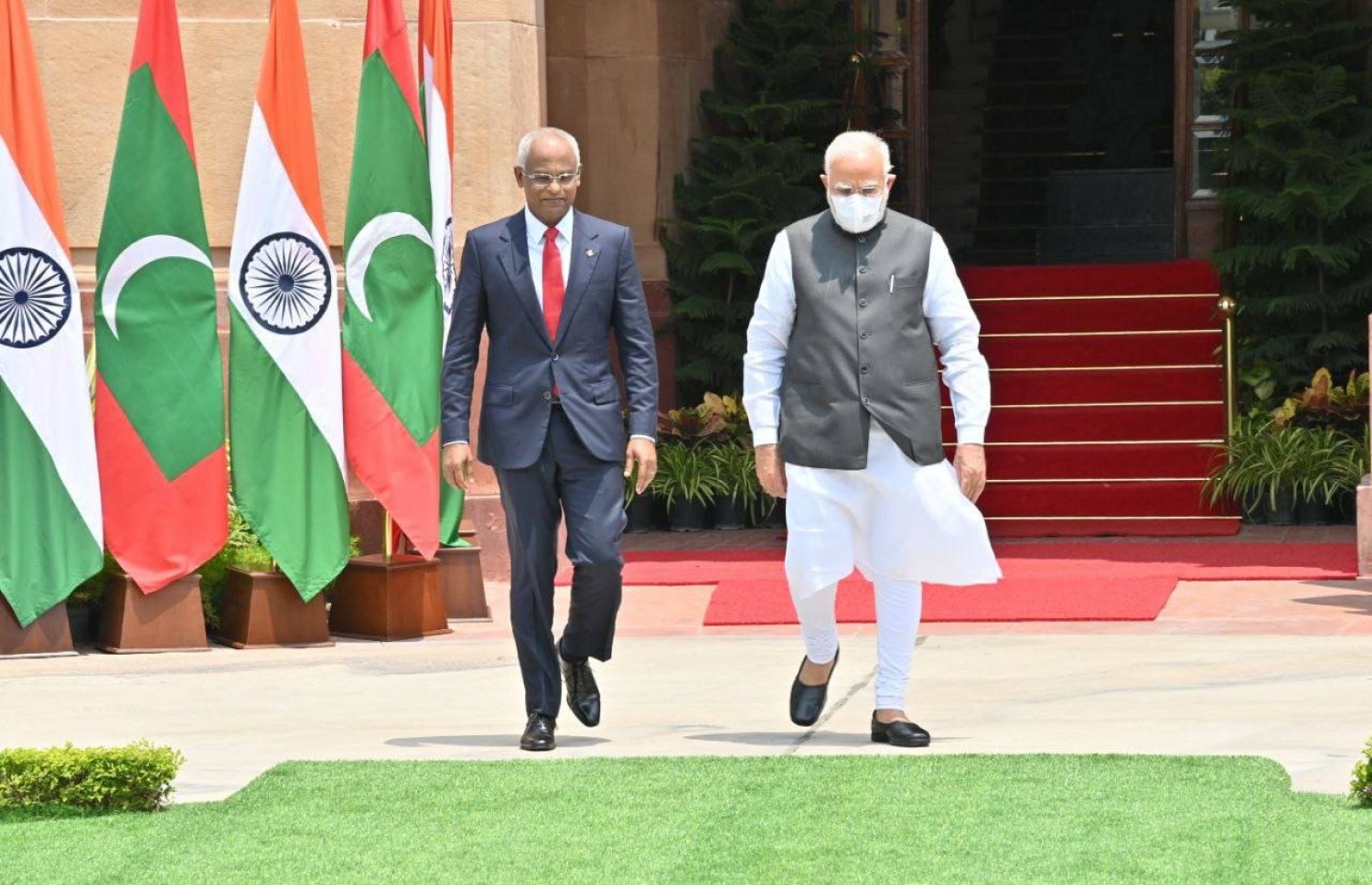 ރައީސް އިބްރާހިމް މުހައްމަދު ސޯލިހު އިންޑިއާ އަށް ކުރައްވަމުން ގެންދަވާ ދަތުރުފުޅުގައި، ރައީސް އިބްރާހިމް މުހައްމަދު ސޯލިހު(ވ) އެ ގައުމުގެ ޕްރައިމް މިނިސްޓަރު ނަރެންދްރަ މޯދީ އާއެކު.-- ފޮޓޯ: ރައީސް އޮފީސް