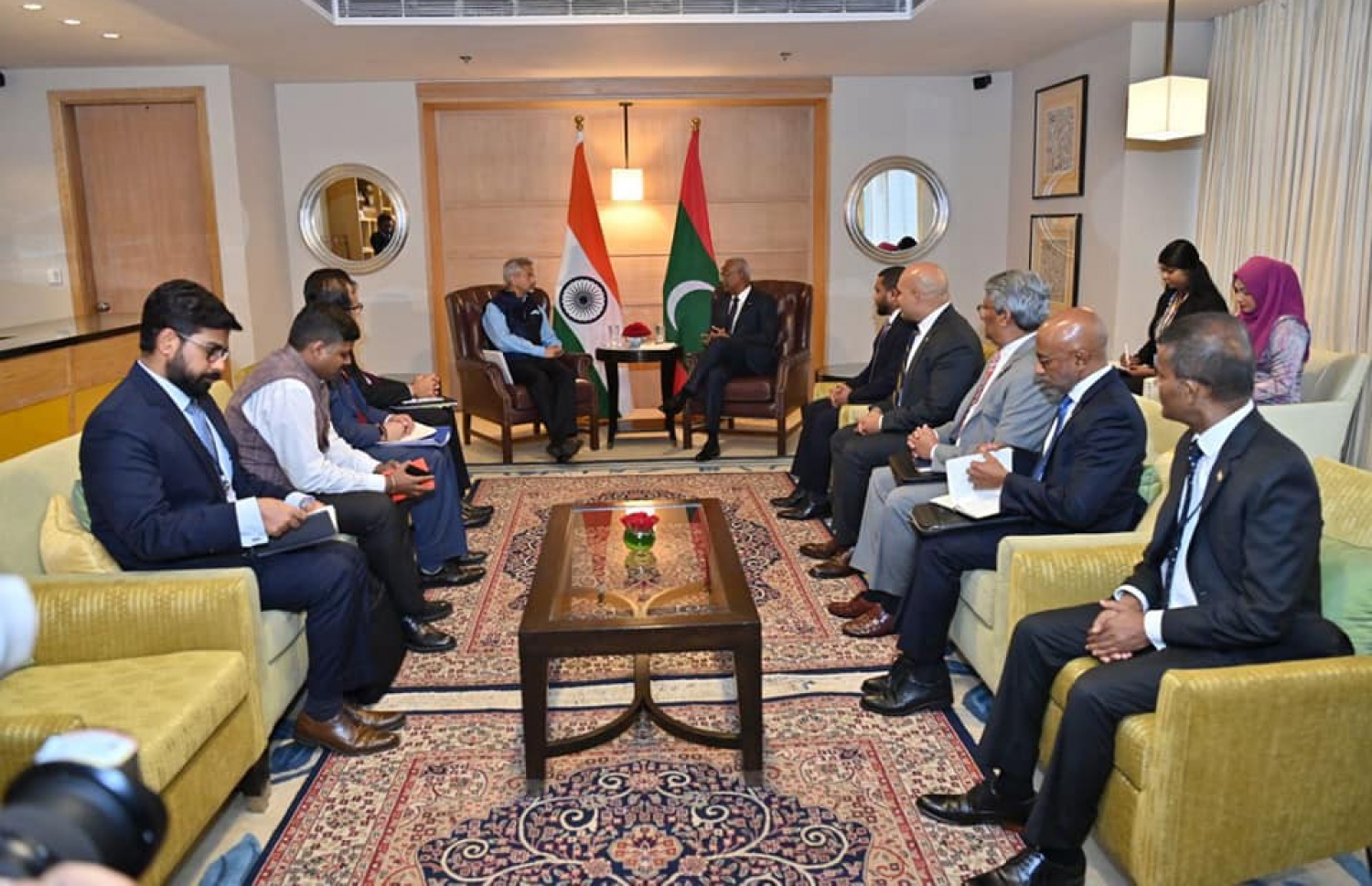 ރައީސް އިބްރާހިމް މުހައްމަދު ސޯލިހު އިންޑިއާ އަށް ކުރައްވަމުން ގެންދަވާ ދަތުރުފުޅުގައި، އެ ގައުމުގެ އެކްސްޓާނަލް އެފެއާޒް މިނިސްޓަރު، ސުބްރަމާނިއަމް ޖަޔަޝަންކަރުއާ ބައްދަލުކުރައްވާއިރު، އެ ބައްދަލުވުމުގައި އިންޑިއާ ސަރުކާރުގެ ބައެއް އިސްވެރިންގެ އިތުރުން ރައީށް އަރހުގައި ވަޑައިގެންނެވި ވަފުދު ބައިވެރިވެ ވަޑައިގަންނަވަނީ.-- ފޮޓޯ: ރައީސް އޮފީސް