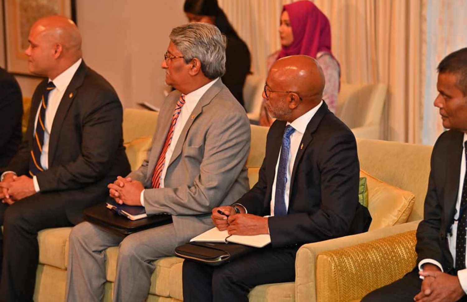 ރައީސް އިބްރާހިމް މުހައްމަދު ސޯލިހު އިންޑިއާ އަށް ކުރައްވަމުން ގެންދަވާ ދަތުރުފުޅުގައި، އެ ގައުމުގެ އެކްސްޓާނަލް އެފެއާޒް މިނިސްޓަރު، ސުބްރަމާނިއަމް ޖަޔަޝަންކަރުއާ ބައްދަލުކުރައްވާއިރު، އެ ބައްދަލުވުމުގައި ރައީސް އަރިހުގައި ވަޑައިގެންނެވި ވަފުދުގެ ބައެއް ބޭފުޅުން ބައިވެރިވެ ވަޑައިގަންނަވަނީ.-- ފޮޓޯ: ރައީސް އޮފީސް