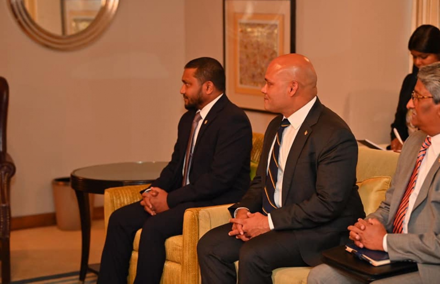 ރައީސް އިބްރާހިމް މުހައްމަދު ސޯލިހު އިންޑިއާ އަށް ކުރައްވަމުން ގެންދަވާ ދަތުރުފުޅުގައި، އެ ގައުމުގެ އެކްސްޓާނަލް އެފެއާޒް މިނިސްޓަރު، ސުބްރަމާނިއަމް ޖަޔަޝަންކަރުއާ ބައްދަލުކުރައްވާއިރު، ރައީސް އަރިހުގައި ވަޑއިގެންނެވި ވަފުދުގެ ބައެއް ބޭފުޅުން ބައިވެރިވެ ވަޑައިގަންނަވަނީ.-- ފޮޓޯ: ރައީސް އޮފީސް