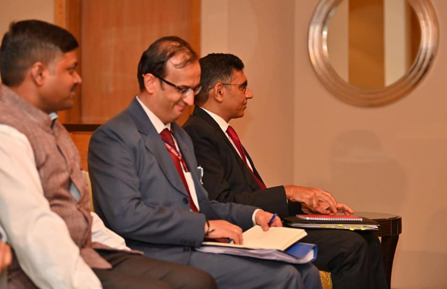 ރައީސް އިބްރާހިމް މުހައްމަދު ސޯލިހު އިންޑިއާ އަށް ކުރައްވަމުން ގެންދަވާ ދަތުރުފުޅުގައި، އެ ގައުމުގެ އެކްސްޓާނަލް އެފެއާޒް މިނިސްޓަރު، ސުބްރަމާނިއަމް ޖަޔަޝަންކަރުއާ ބައްދަލުކުރައްވާއިރު، އެ ބައްދަލުވުމުގައި އިންޑިއާ ސަރުކާރުގެ ބައެއް އިސްވެރިން ބައިވެރިވެ ވަޑައިގަންނަވަނީ.-- ފޮޓޯ: ރައީސް އޮފީސް