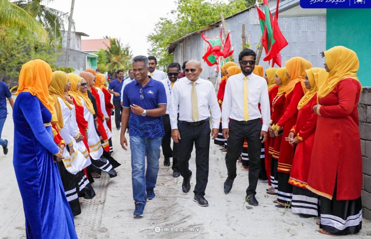 އަލިފުށީގެ ބިންހިއްކުމުގެ މަސައްކަތާއި އެއާޕޯޓުގެ އަމަލީ މަސައްކަތް ފެއްޓެވުމަށް އެމްޓީސީސީގެ ސީއީއޯ އާދަމް އާޒިމާއި އަލިފުށީ ދާއިރާގެ މެންބަރު މުހައްމަދު ރަޝީދު ކުރެއްވި ދަތުރުފުޅުގެ ތެރެއިން -- ފޮޓޯ | އެމްޓީސީސީ