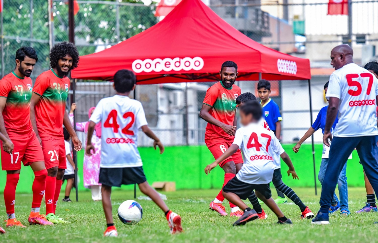 މިއަދު ހެންވެއިރު ދަނޑުގައި ކުރިއަށް ދިއަ ފުޓު ބޯޅަ މެޗުގެ ތެރެއިން ---ފޮޓޯ: އުރީދޫ