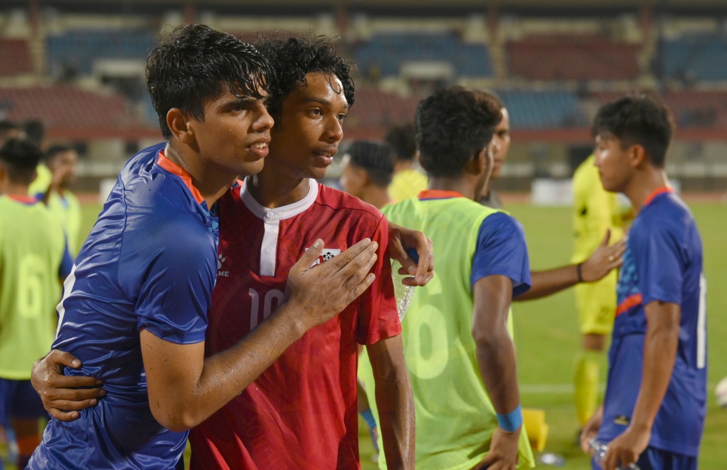 މެޗަށް ފަހު ރާއްޖޭގެ އަހުނަފް މުހައްމަދު ތަސްނީމް (ނަފްކޮ) އާއި އިންޑިއާގެ ކެޕްޓަން ހިމާންޝޫ.-- ފޮޓޯ: ސާފް