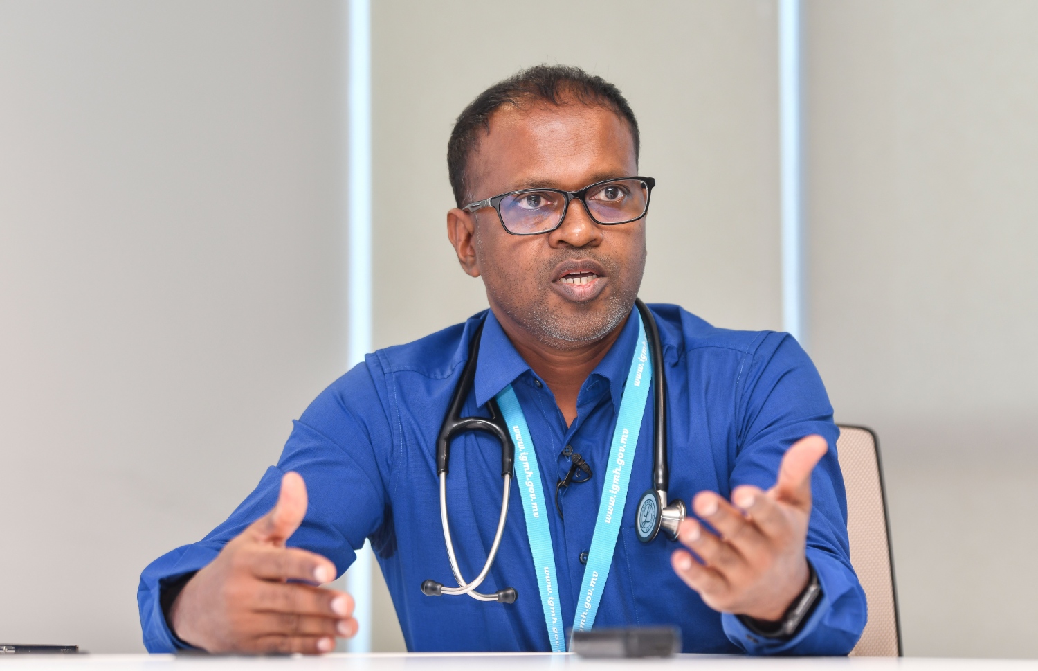 ޝުޖާއު މިދިޔަ ހަފުތާގައި "މިހާރު" އަށް އިންޓަވިއު ދެއްވަނީ.-- ފޮޓޯ: ފަޔާޒު މޫސާ/ މިހާރު