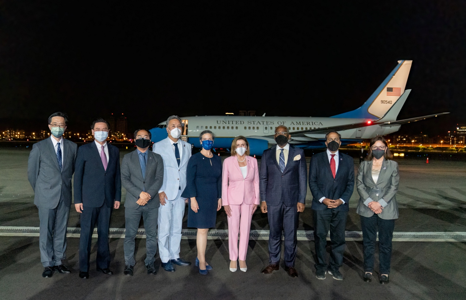 އޮގަސްޓް 2، 2022: އެމެރިކާގެ ގާނޫނު ހަދާ މަޖިލީހުގެ ރައީސް ނެންސީ ޕެލޯސީ (މ)، ތައިވާންގެ ވެރިރަށް ޓައިޕޭއަށް ވަޑައިގަތުމަށް ފަހު، ޓައިޕޭގެ ވައިގެ ބަނދަރުގައި އޭނާގެ ވަފްދުގެ ބޭފުޅުންނާ އެކު ފޮޓޯއެއް ނަންގަވަނީ. --އޭއެފްޕީ