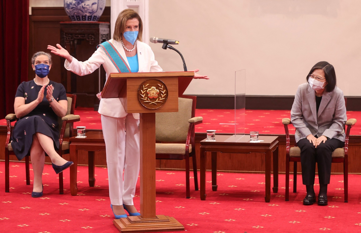 އޮގަސްޓް 2، 2022: އެމެރިކާގެ ގާނޫނު ހަދާ މަޖިލީހުގެ ރައީސް ނެންސީ ޕެލޯސީ، ތައިވާންގެ ރައީސް ޓިސައި އިންގް-ވެން (ކ)ގެ އަރިހަށް ކުރެއްވި ޒިޔާރަތުގައި،، ޕެލޯސީ ވާހަކަ ދައްކަވަނީ،. --އޭއެފްޕީ