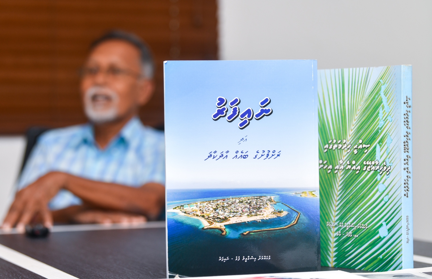 ފުޅު ލިޔުއްވައިފައިވާ ނައިފަރު ފޮތާއި ސިއްހީ ދާއިރާގެ ތާރީހުގެ ފޮތް -- ފޮޓޯ: ފަޔާޒު މޫސާ | މިހާރު