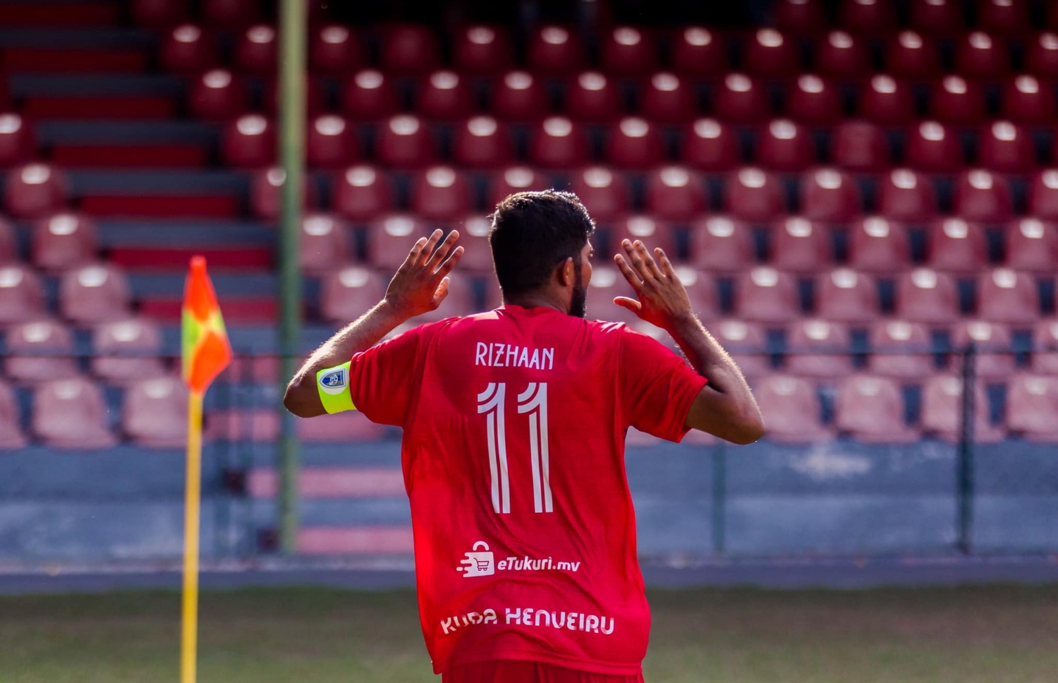 ޖޭޖޭ ސްޕޯޓްސް ކޮޅަށް ލަނޑު ޖެހުމަށް ފަހު ރިޒްކޯ އުފާފާޅުކުރަނީ.-- ފޮޓޯ: އަބްދުﷲ ޔަޝައު/ ބުރު ސްޕޯޓްސް ކްލަބް ފޭސްބުކް