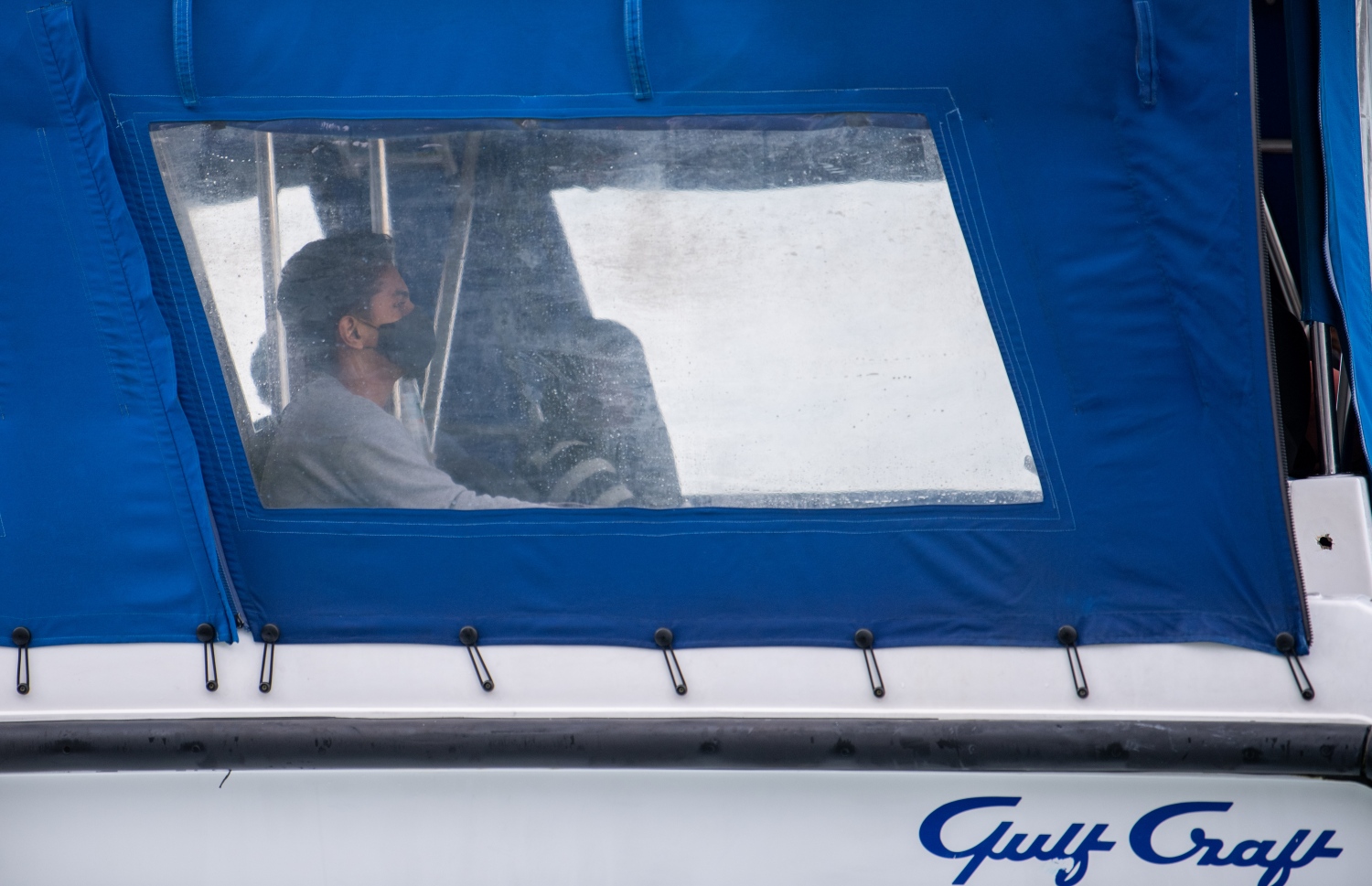 އިއްޔެ ޔެލޯ އެލާޓްގައި އޮއްވާ ލޯންޗެއްގައި ބަޔަކު މާލެއިން ފުރަނީ-- ފޮޓޯ: ފަޔާޒު މޫސާ/ މިހާރު