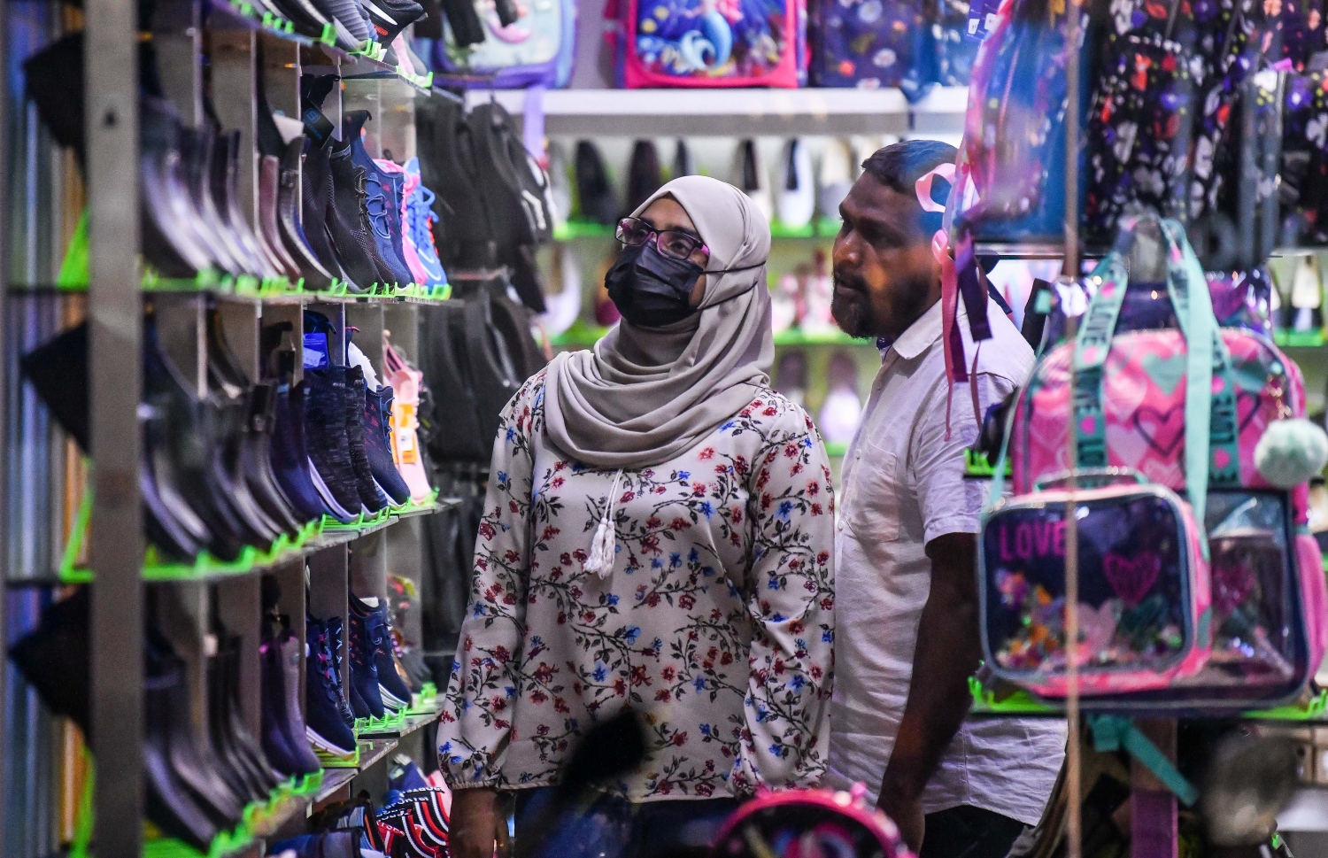 ސްކޫލަށް ބޭނުންވާ ސާމާނު ހަމަކުރަނީ: ދިރާސީ އާ އަހަރުގެ ކިޔެވުން މި ފަށަނީ ދޮޅު މަހުގެ ބޮޑު ޗުއްޓީއަކަށް ފަހު -- ފޮޓޯ: ފަޔާޒް މޫސާ/ މިހާރު