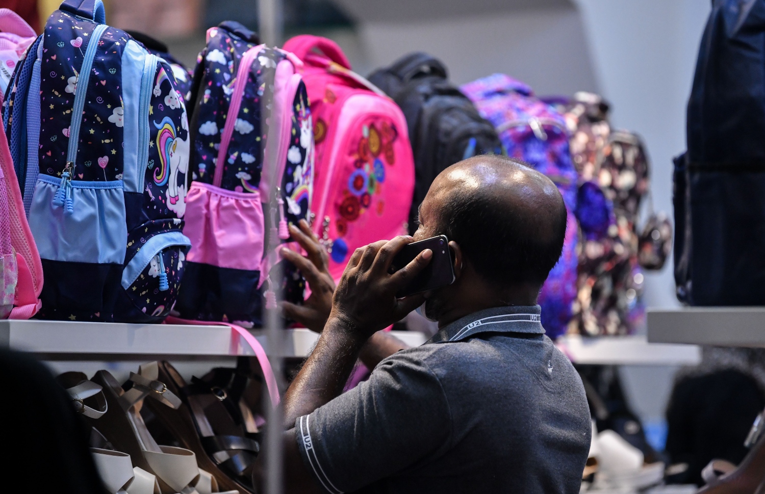 މީހަކު ފިހާރައެއްގައި ހުރި ސްކޫލް ދަބަސްތަކެއް ބަލަނީ: ރާއްޖޭގެ ހުރިހާ ސްކޫލެއްގައި ދިރާސީ އާ އަހަރު މާދަމާ ފަށާއިރު ދަރިވަރުންނަށް އެއްޗެހި ހަމަކުރުމަށް ބެލެނިވެރިން އަންނަނީ މަސައްކަތްކުރަމުން -- ފޮޓޯ: ފަޔާޒު މޫސާ | މިހާރު