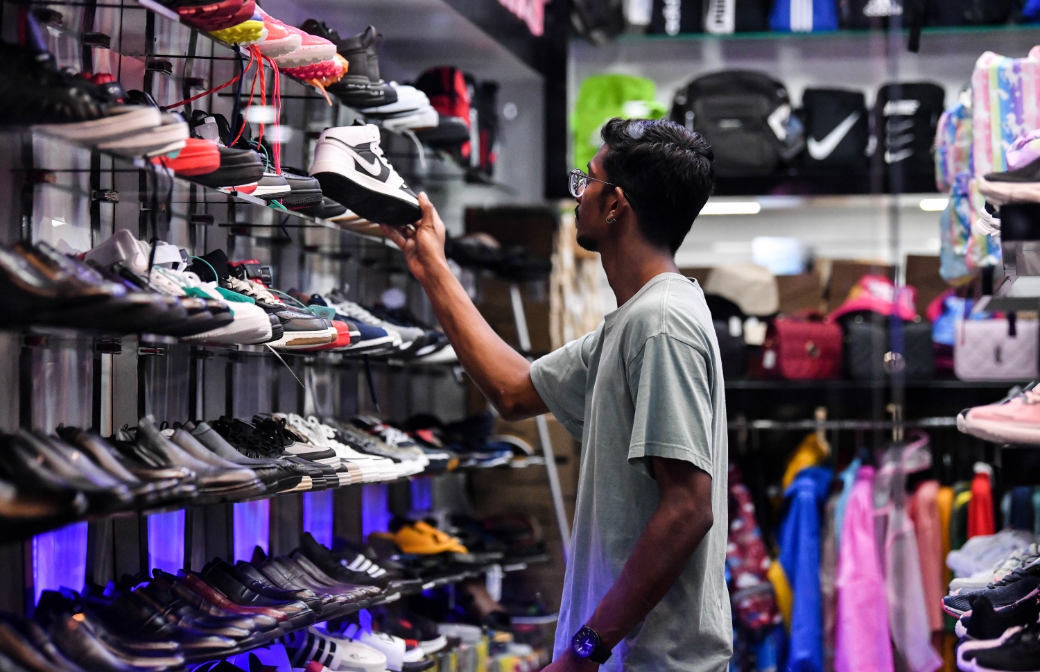 މީހަކު ބޫޓުތަކެއް ބަލަނީ: އަންނަ އަހަރުން ފެށިގެން ޖީއެސްޓީ ހިމެނޭ ހުރިހާ މުދަލެއްގެ އަގު ބޮޑުވާނެ -- ފައިލް ފޮޓޯ: މިހާރު