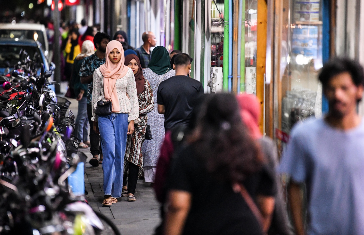 ސްކޫލަށް ބޭނުންވާ ސާމާނު ހޯދުމަށް މާލޭގެ ގަލޮޅުދަނޑު ސަރަހައްދުގައި ބަޔަކު ހަރަކާތްތެރިވަނީ: ދިރާސީ އާ އަހަރުގެ ކިޔެވުން ރާއްޖޭގެ ހުރިހާ ރަށެއްގައި ވެސް މާދަމާ ފަށާނެ -- ފޮޓޯ: ފަޔާޒު މޫސާ | މިހާރު