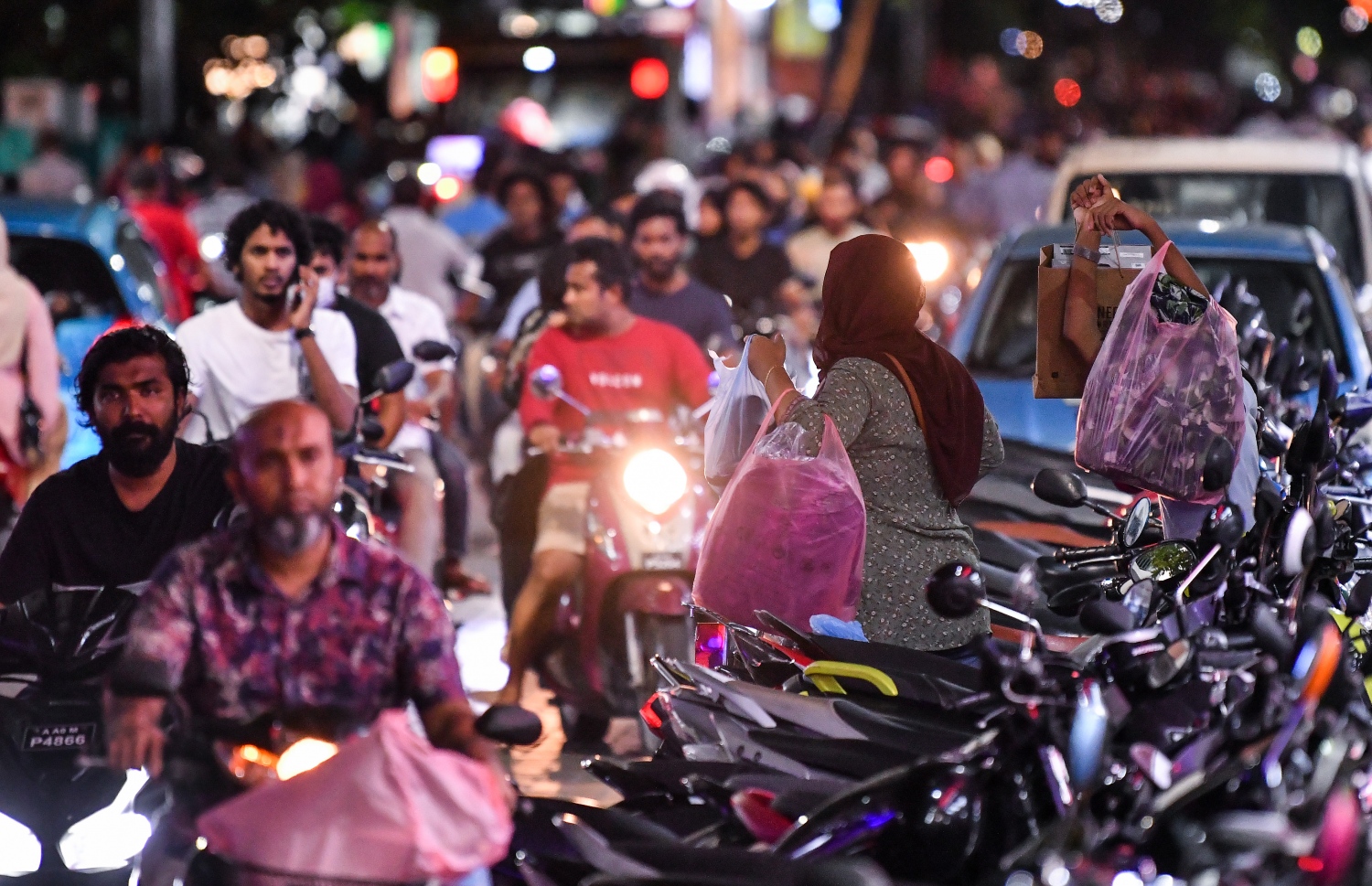 ސްކޫލަށް ބޭނުންވާ ސާމާނު ހޯދަން އެތައް ބަޔަކު އެއްފަހަރާ ނުކުތުމުން މަޖީދީމަގަށް ވަނީ ބާރުބޮޑުވެފައި: ވޭތުވެދިޔަ ދެ ހަފުތާއެއްހާ ދުވަސް، ކޮންމެ ރެއެއް ވެސް ދަނީ މިކަހަލަ ގޮތަކަށް -- ފޮޓޯ: ފަޔާޒު މޫސާ | މިހާރު